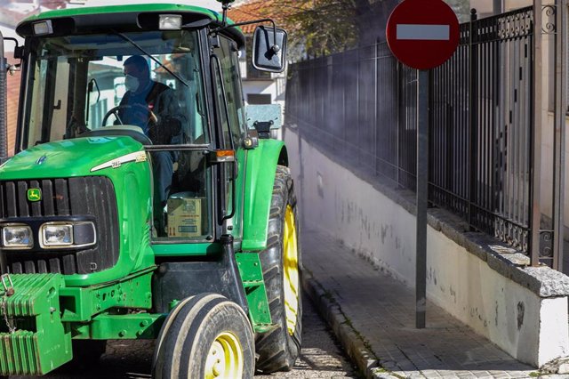 Un agricultor montado en su tractor