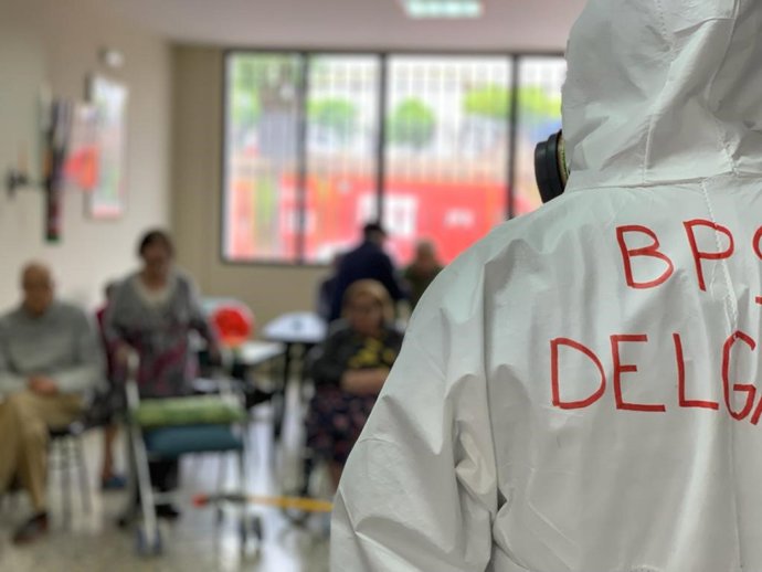 Bombero de la provincia, en tareas de desinfección de residencias de mayores