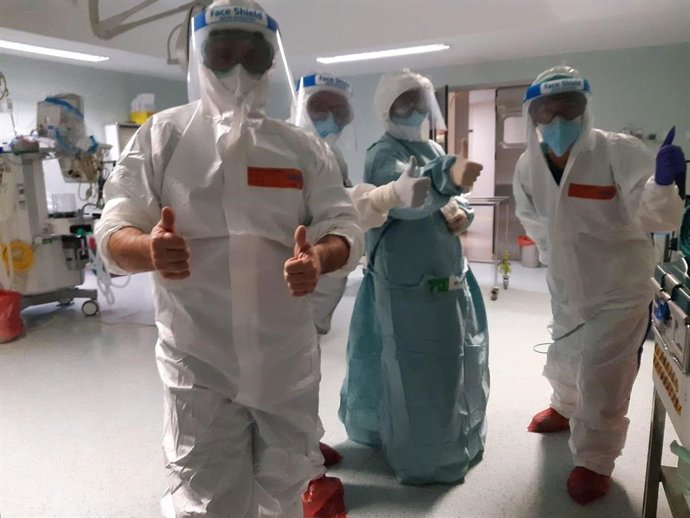 El Hospital de Antequera realiza la primera intervención quirúrgica a una paciente con COVID-19 que sufrió una aparatosa caída