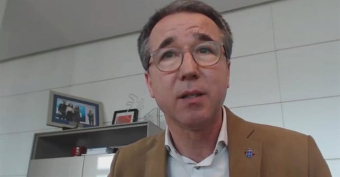 El consejero de Salud, pablo Fernández, interviene ante el Grupo de Trabajo cobre la COVID-19 de la Junta General de manera telemática.