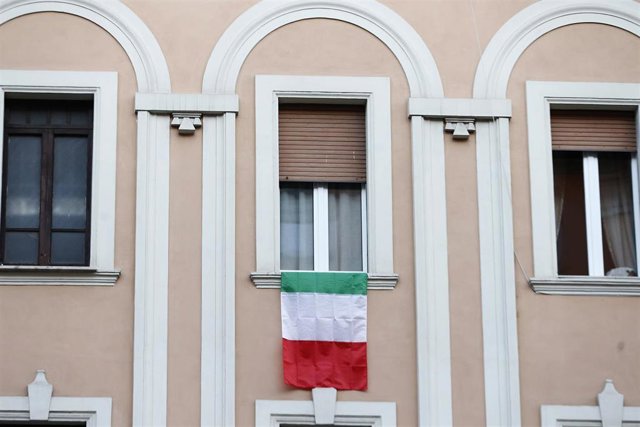 Una bandera de Italia en una ventana