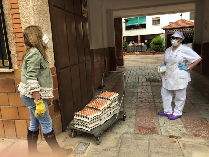 Donación de huevos en Tomelloso.