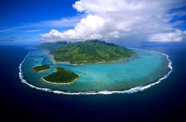 Arrecifes de coral rodean la isla de Mooréa, en la Polinesia francesa.