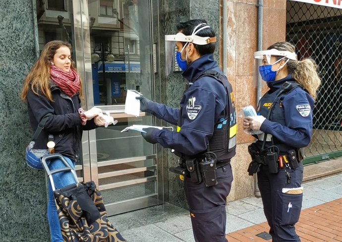 Policías locales reparten mascarillas en Logroño