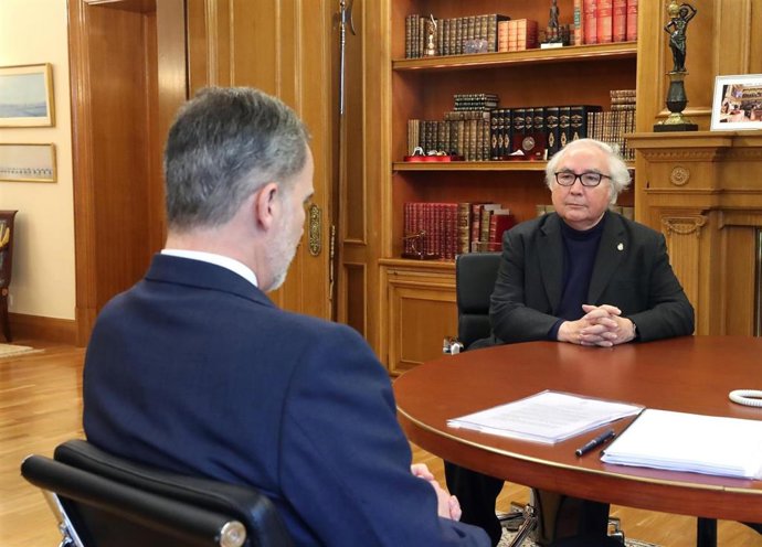 El Rey Felipe VI (i), durante una reunión con el Ministro de Universidades, Manuel Castells (d), para analizar la situación generada por la crisis del Covid-19