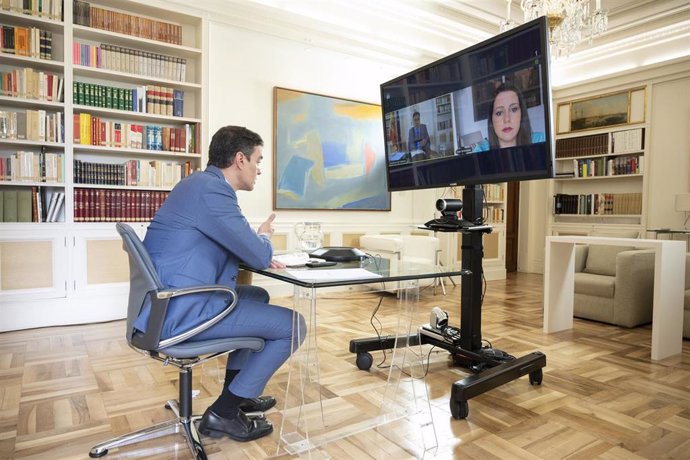 El presidente del Gobierno, Pedro Sánchez, durante una videoconferencia con  la líder de Ciudadanos, Inés Arrimadas.