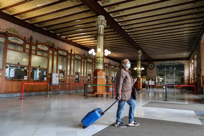 Una mujer pasea con una maleta en la Estación del Norte en Valencia / Comunidad Valenciana (España), a 23 de marzo de 2020.