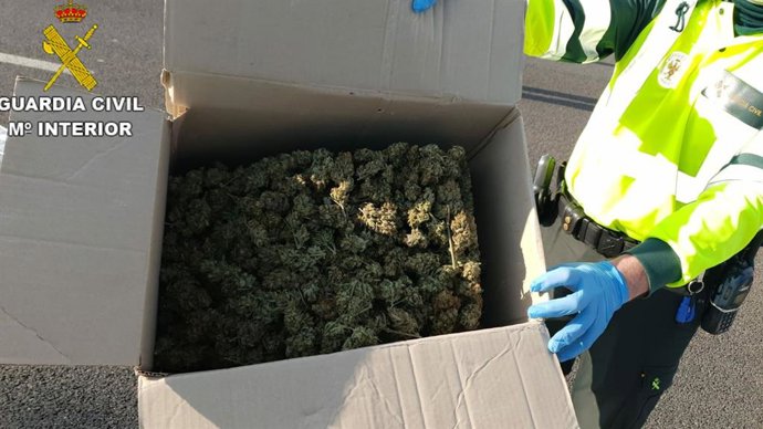 La Guardia Civil de Valencia detiene a una persona que portaba en interior del maletero de un taxi alrededor de cuatro kilos de marihuana