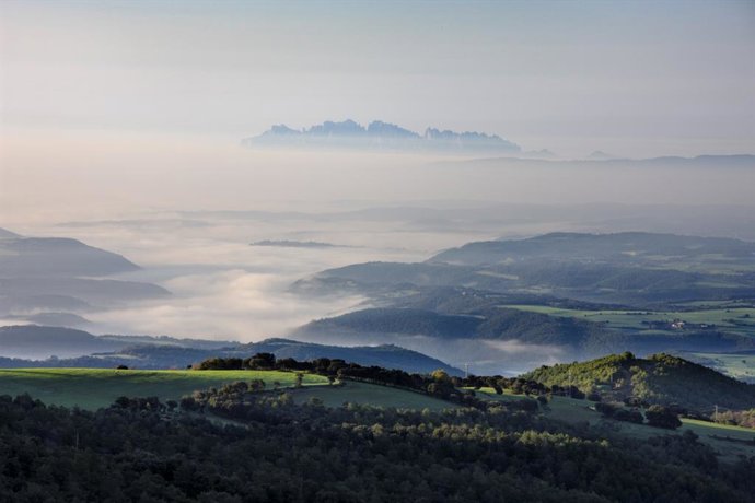 Comarca del Solsons desde el Coll de Jou con la montaña de Montserrat del Catalogo del paisaje de las comarcas centrales de Catalunya