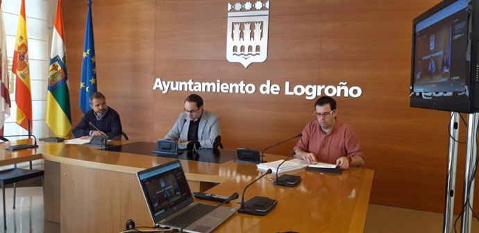 Reinares, en la rueda de prensa, junto con los concejales Caballero y Calonge