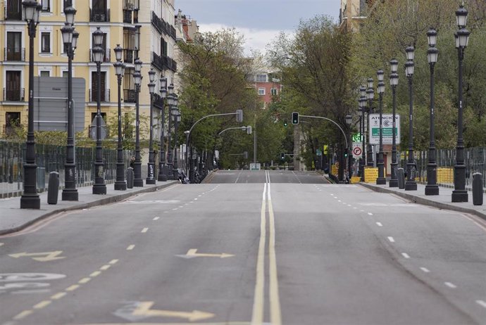 La calle Bailén aparece completamente vacía en el día 33 del estado de alarma, en Madrid (España), a 16 de abril de 2020.