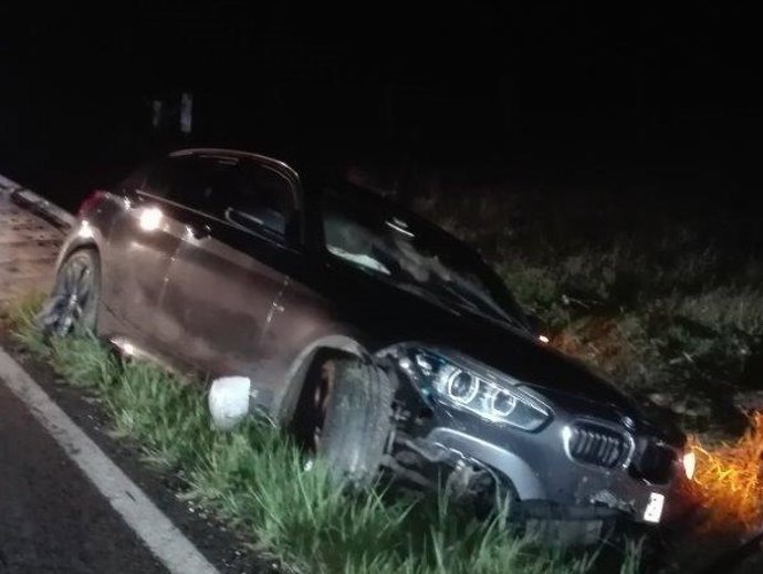 Vehículo accidentado en la NA-120, en Lizarraga