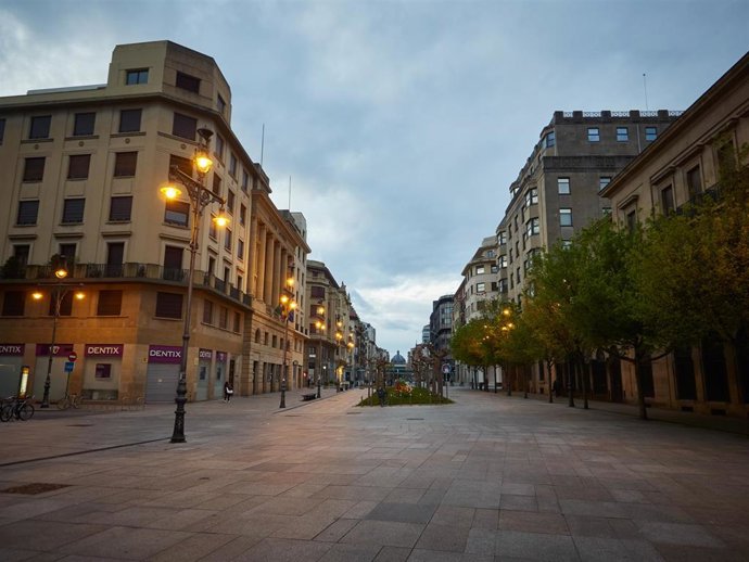 La Avenida Carlos III amanece vacía durante el día 33 del estado de alarma en el país por la crisis del coronavirus donde colectivos esenciales y aquellos que no puedan teletrabajar tienen permitidos los desplazamientos. En Pamplona, Navarra, (España), 