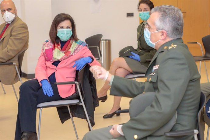 La ministra de Defensa, Margarita Robles, en el Centro Militar de Farmacia