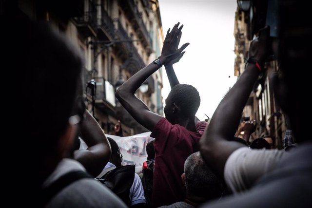 Uno de los migrantes que se concentraron en la Barceloneta y la Via Laietana de la capital de Cataluña contra el racismo institucional del Ayuntamiento.