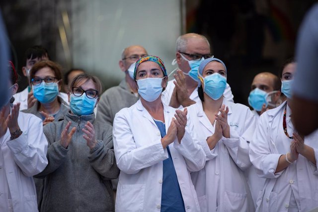 Aplaudiment de sanitaris a les portes de l'hospital Clínic de Barcelona el 6 d'abril de 2020.