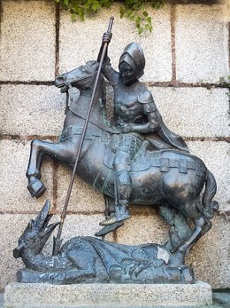 Estatua de San Jorge y el dragón en la Ciudad Monumental de Cáceres