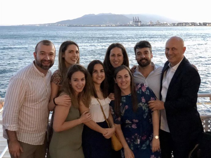 El doctor Pablo Fernández Berrocal (derecha) junto a su equipo del Laboratorio de Emociones.