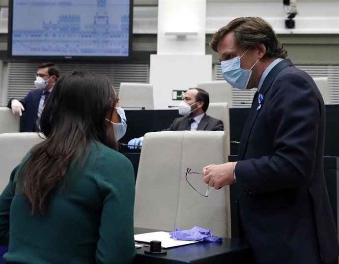 El alcalde de Madrid, José Luis Martínez-Almeida conversa con la vicealcaldesa, Begoña Villacís 