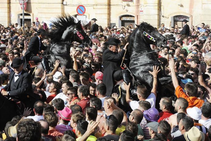 Caballos de raza menorquina entran a la plaza del Born de Ciutadella (Menorca) y saltan al ritmo de la música del Jaleo durante la tradicional 'Caragol des Born (también conocida como Caballos de San Juan)' en la fiesta de Sant Joan.