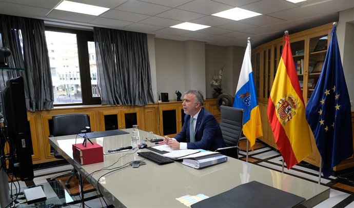 El presidente de Canarias, Ángel Víctor Torres, en la reunión con los alcaldes  de Las Palmas de Gran Canaria, Santa Cruz de Tenerife, Telde y La Laguna