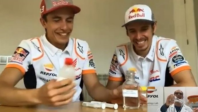 Marc y lex Márquez aprenden a producir gel hidroalcohólico en casa