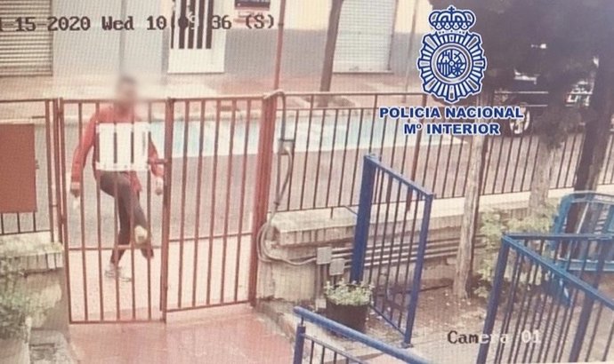 Detenido por intentar agredir a un Policía Nacional y causar daños en una de las puertas de la Comisaría
