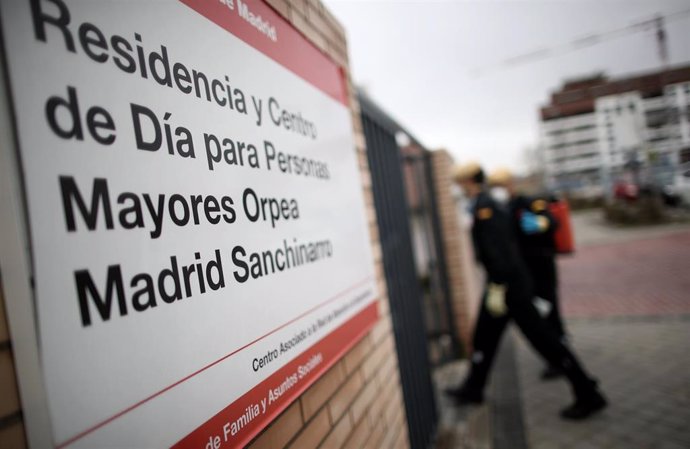 Militares de la Unidad Militar de Emergencias (UME) se dirigen a la Residencia y Centro de Día ORPEA Madrid Sanchinarro