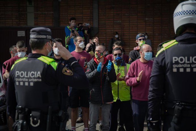 Gurdia Urbana i Mossos homenatgen els treballadors de Mercarbarna.