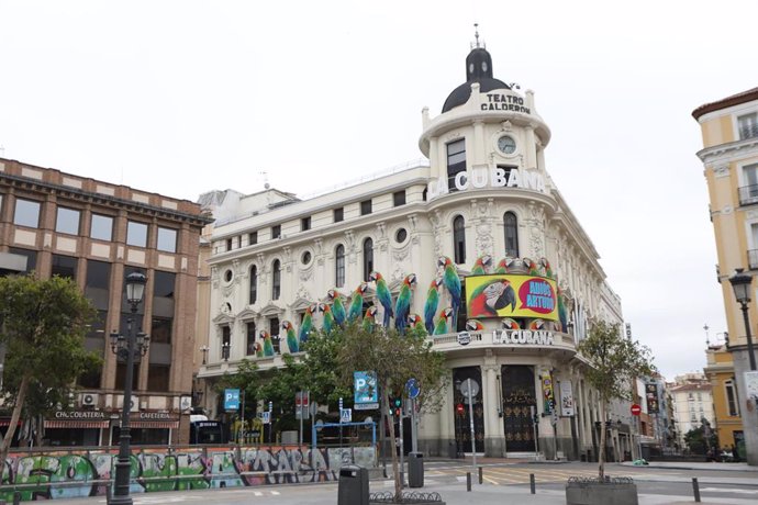 Fachada del Teatro Calderón en la Plaza de Jacinto Benavente, en Madrid
