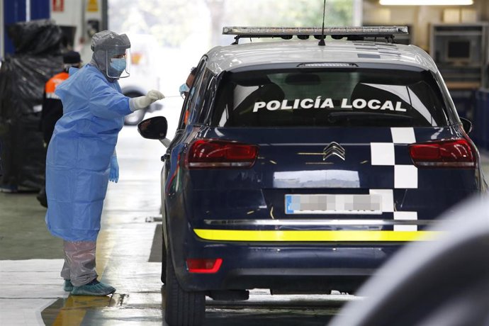 Realizan tests para el coronavirus a sanitarios y cuerpos de seguridad en la ITV de Albolote-Peligros, Granada a 26 de marzo del 2020