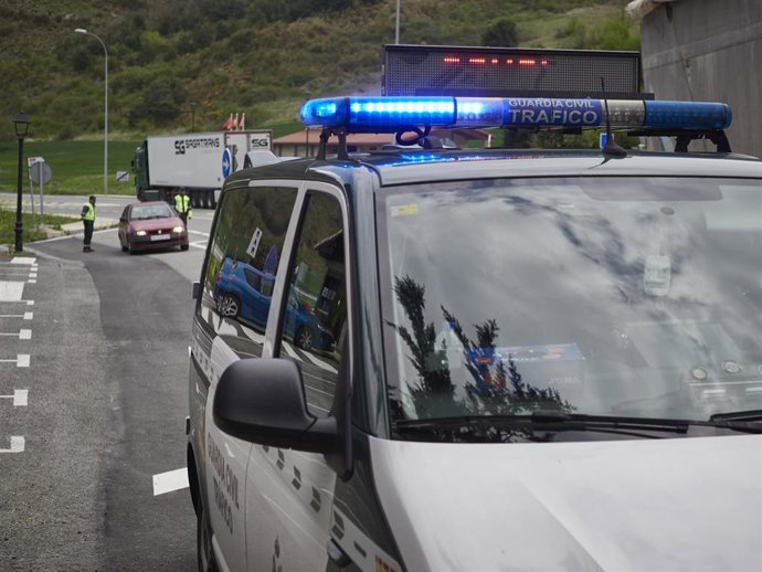 Un vehículo de la Guardia Civil de Tráfico en un control policial durante el día 32 del estado de alarma y dos días después de que se haya reactivado la actividad laboral no esencial en las empresas cuyos empleados no puedan teletrabajar, en Pamplona/Na