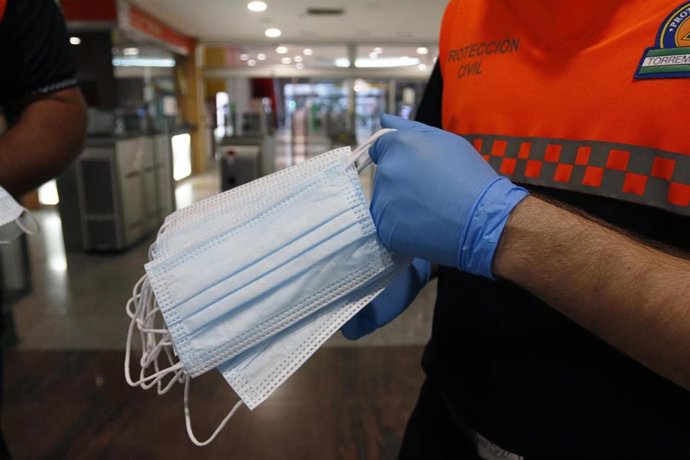 Efectivos de Protección Civil de Málaga, reparten mascarillas de protección en el primer día de la vuelta al trabajo de los trabajadores no esenciales en los transportes públicos Málaga a13 de abril del 2020.