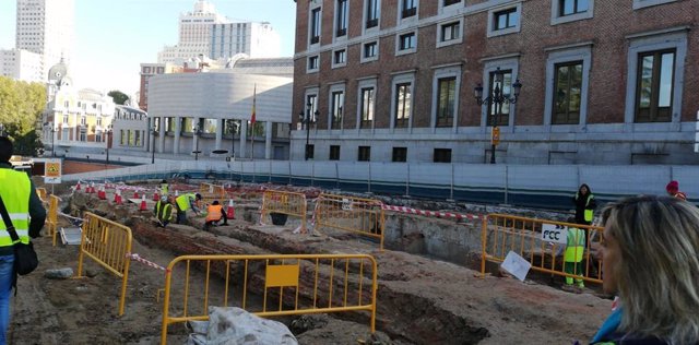 Trabajos arqueológicos que se están desarrollando en los restos hallados en las obras del entorno de Plaza de España