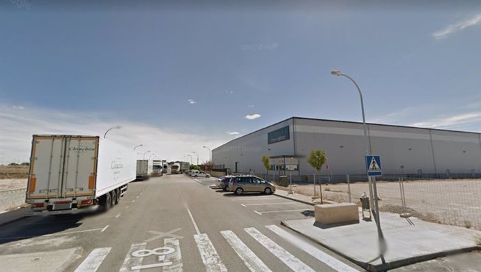 Imagen de la nave incendiada en Torija en Google Street View