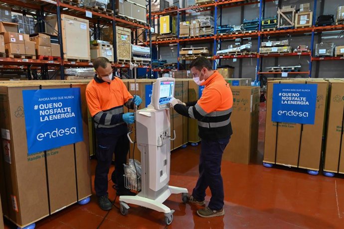 Llegada de respiradores y mascarillas que Endesa donará en toda España dentro de su Plan de Responsabilidad Pública contra el coronavirus