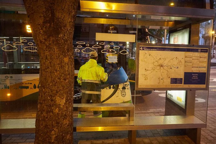 Operarios de limpieza trabajan en las calles de Pamplona durante el día 33 del estado de alarma en el país por la crisis del coronavirus donde colectivos esenciales y aquellos que no puedan teletrabajar tienen permitidos los desplazamientos