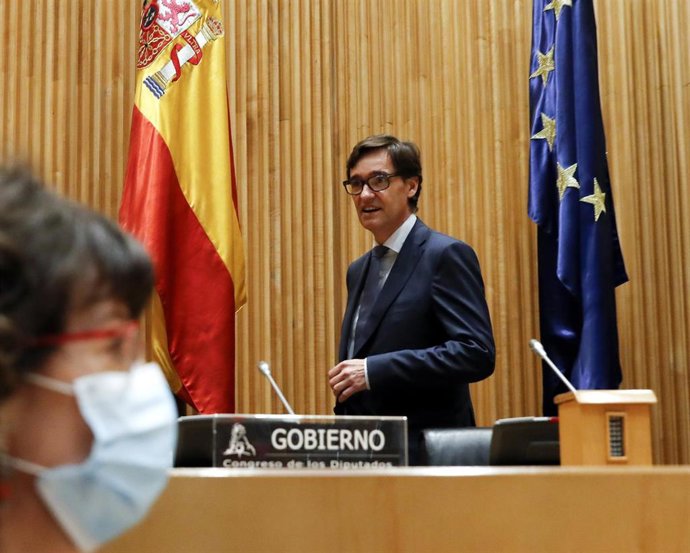 El ministro de Sanidad, Salvador Illa, a su llegada a la comparecencia ante la Comisión de Sanidad en el Congreso de los Diputados para explicar la situación que atraviesa España por el coronavirus.