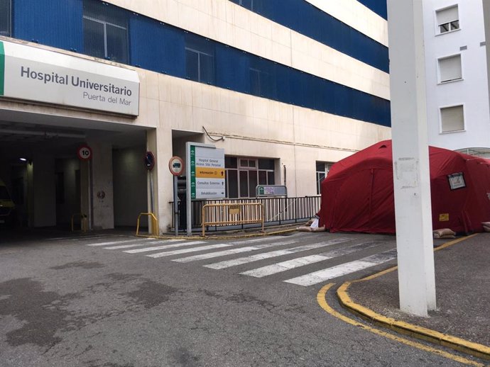 Carpa instalada para las Urgencias en el Hospital Puerta del Mar