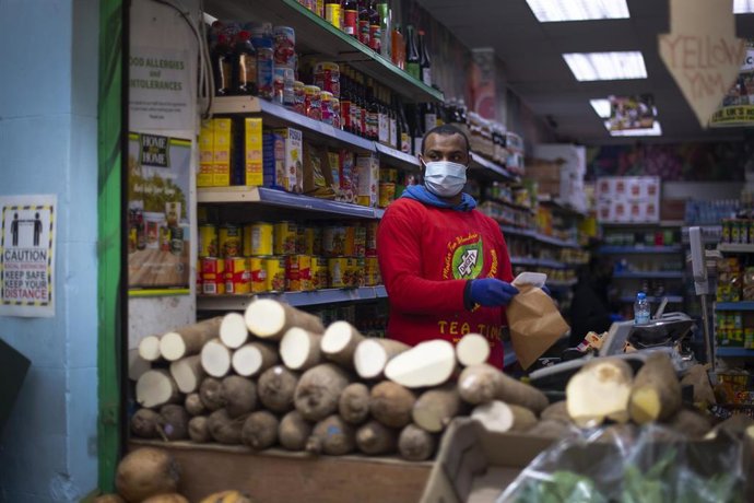 Vendedor con mascarilla en un mercado de Londres