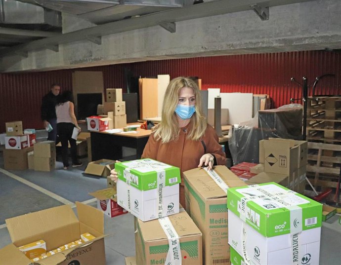 La delegada del Gobierno de la Junta en Cádiz, Ana Mestre, tras recibir un nuevo envío de material de protección para los trabajadores de servicios esenciales de las delegaciones territoriales