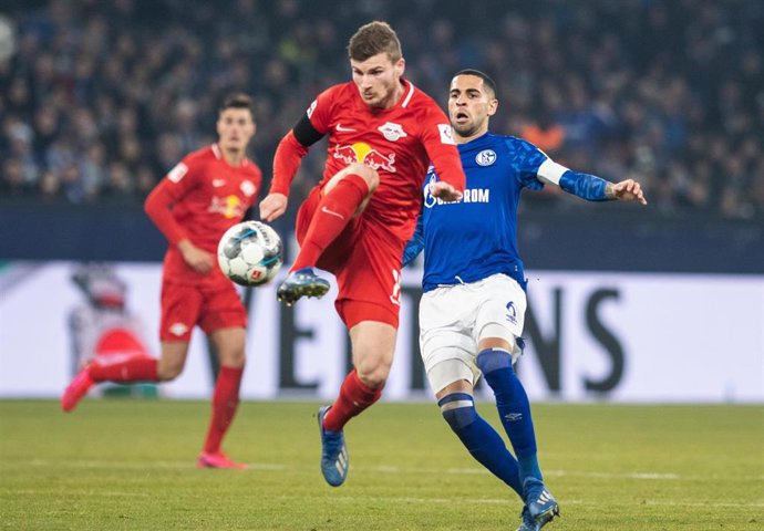 Omar Mascarell pugna con un balón con el delantero del Leipzig Timo Werner