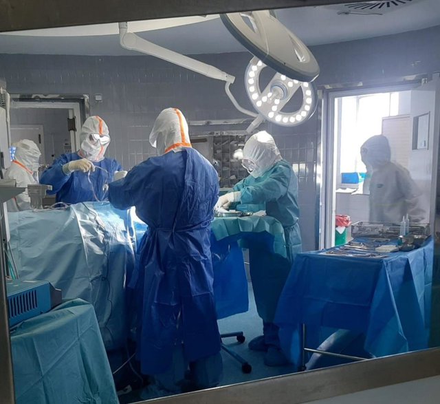 Integrantes de la Unidad de Neurocirugía operando a un paciente infectado con Covid-19