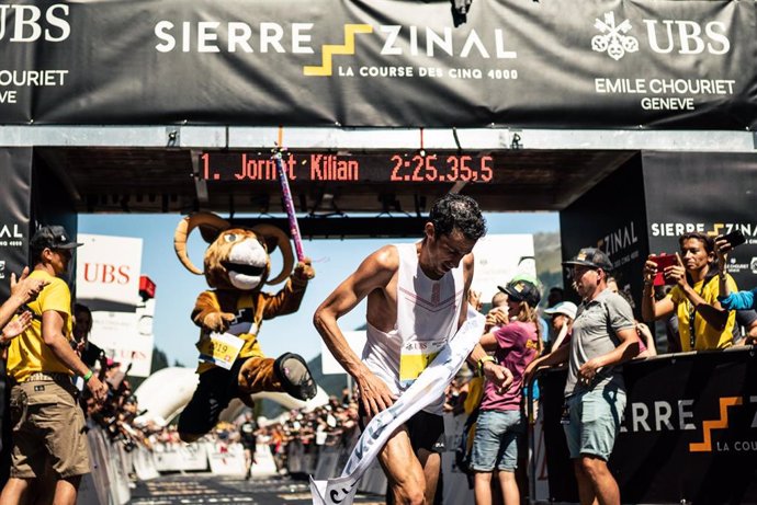 Kilian Jornet en el momento de pulverizar el récord en Sierre - Zinal