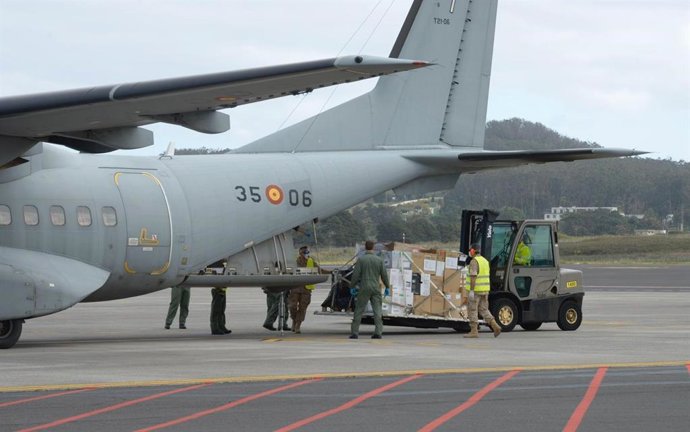 Un avión militar mientras es cargado con material sanitario.