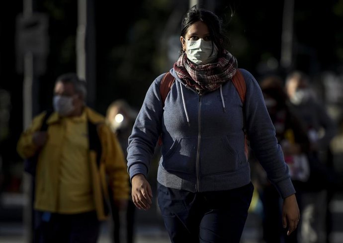 Mujer con mascarilla en Buenos Aires