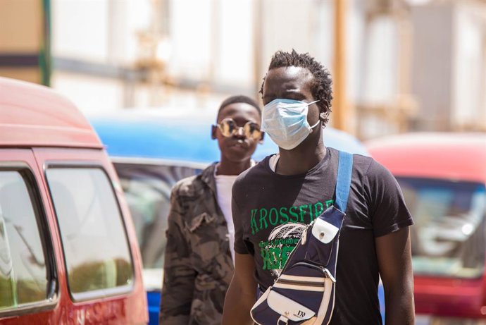 Un home amb mascarilla a Khartum
