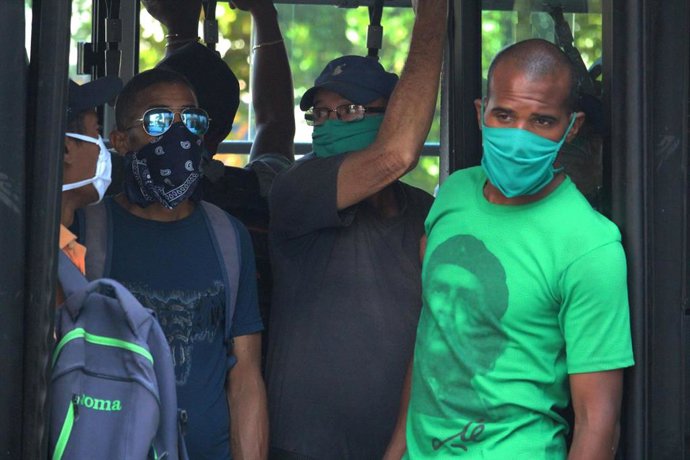 Personas con mascarilla en La Habana