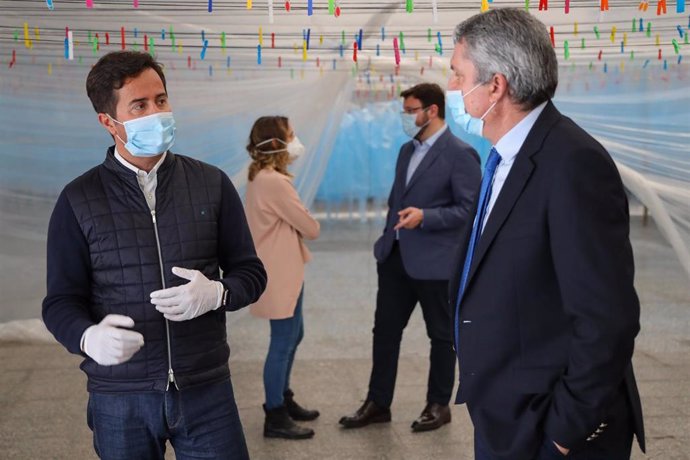 El alcalde de El Ejido (Almería) entrega las primeras batas impermeables donadas a personal sanitario