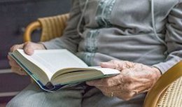 Imagen de archivo de un anciano leyendo un libro en una residencia.